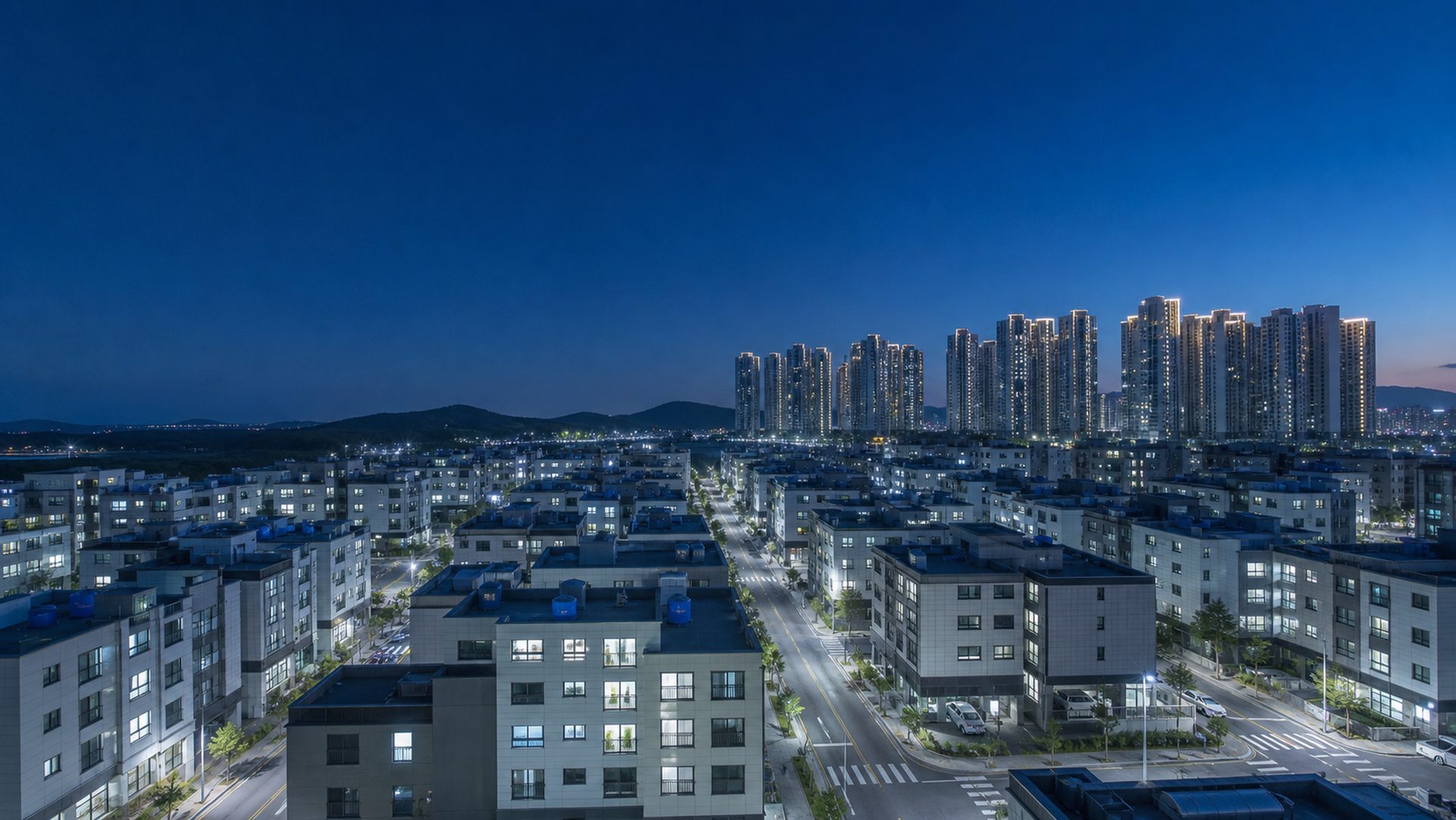 저층 주택가와 아파트 단지가 맞닿은 도심 전경